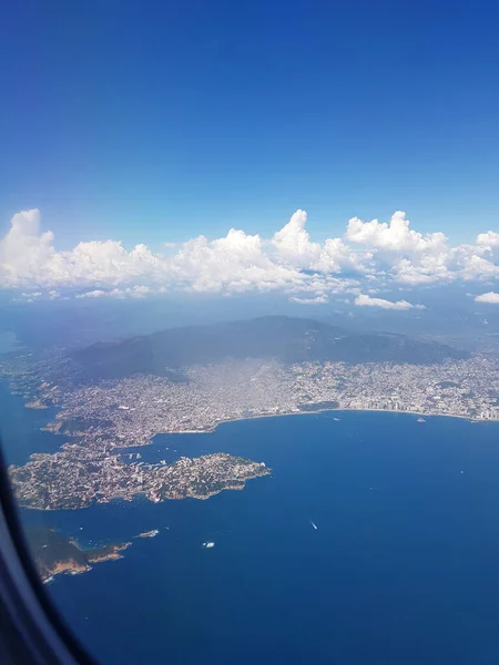 Foto verticale del porto di Acapulco dalla cabina di pilotaggio di un aereo — Foto Stock