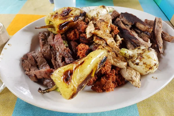 Grill mit Rindfleisch, Chorizo und Huhn begleitet von gebratenem Chili — Stockfoto