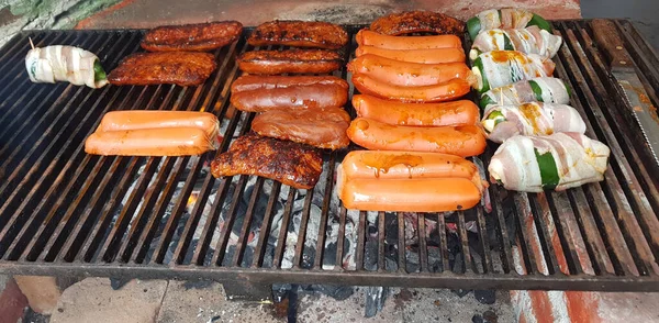 Cook a Sausage, Chorizo, and Bacon Chili on the Charcoal Grill — Stock Photo, Image