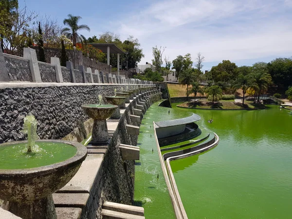 Foto lateral de las fuentes de varios niveles en el parque Alcalde en Guadalajara Imágenes De Stock Sin Royalties Gratis