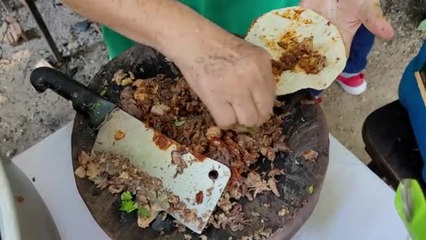 Video zur Vorbereitung von Kopf-Tacos auf einem hölzernen Schneidebrett — Stockvideo