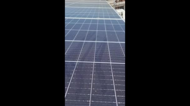 Video recorriendo algunos paneles solares en el techo de la casa — Vídeos de Stock