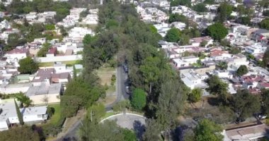 Chapalita mahallesindeki Juan Diego caddesinde ağaçlarla uçan hava aracı.