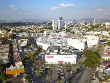 Guadalajara 'daki büyük plazanın ve metropolitan alanının havadan görüntüsü.