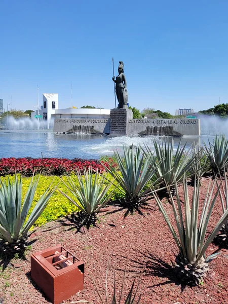 Pionowy widok ulicy posągu minerva w Guadalajara z fontanną — Zdjęcie stockowe