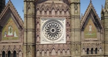 Guadalajara 'daki son kullanma tarihi geçmiş tapınaktan uzaklaşan İHA' nın videosu.