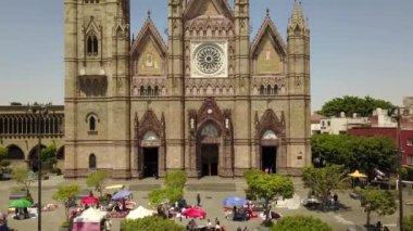 Guadalajara 'daki son kullanma tarihi geçmiş tapınaktan kalkan İHA' nın videosu.