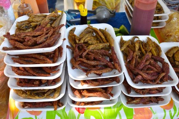 Verkoop Mexicaanse Snack Charales Gebakken Visjes Met Saus Heet Citroen — Stockfoto