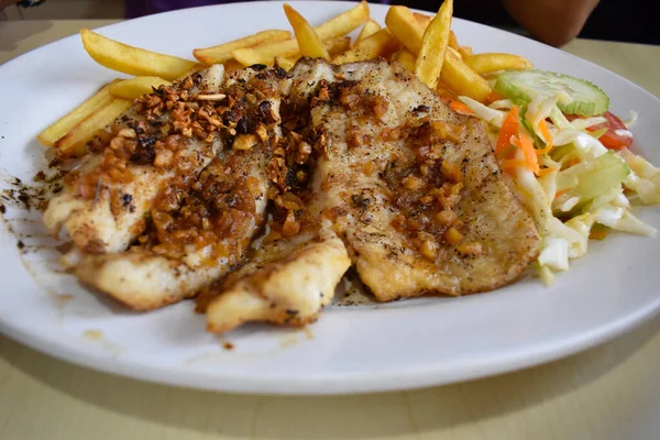 Fischfilet Mit Knoblauchmojo Serviert Mit Pommes Und Salat Mexiko — Stockfoto