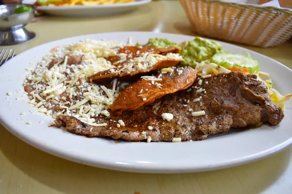 Plato Con Cecina Asada Enchiladas Potosina Acompañadas Frijoles Ensalada México — Foto de Stock