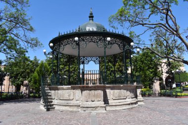 Lagos de Moreno, Meksika - 16 Mayıs 2022: Lagos de Moreno 'nun tarihi merkezindeki büfenin resmi