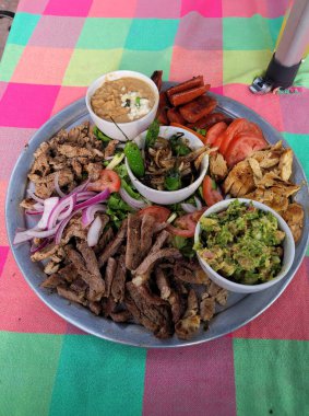 Meksika 'daki karışık et parçalarından oluşan Parrillada adlı bir yemeğin resmi.