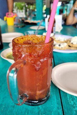 Meksika 'da bir restoranın ortasında bir Michelada' nın dikey çekimi.