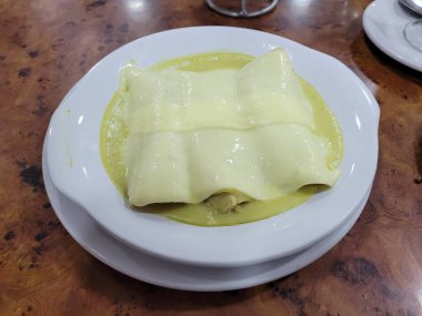 Meksika yemeği, Enchiladas Suizas, krem, yeşil sos ve peynirle kaplı tavuk tacoları.