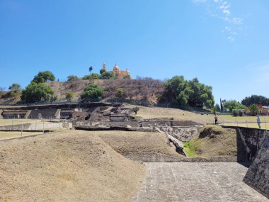 Puebla 'daki Cholula arkeolojik bölgesinin panoramik görüntüsü ve arka planda kilise