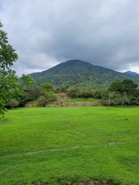 Tehuacalco arkeolojik bölgesinden tepenin dikey görüntüsü, 