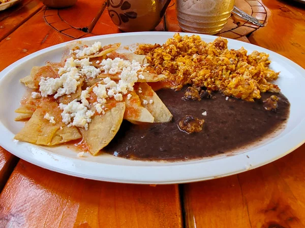 Imagen Plato Enchiladas Con Huevo Revuelto Frijoles Sobre Una Mesa —  Fotos de Stock