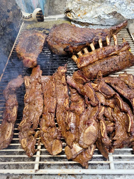 고기와 갈비가 바베큐의 이미지 멕시코 그릴에 — 스톡 사진