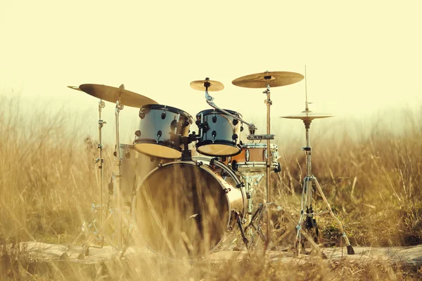 Drum set in the field — Stock Photo, Image