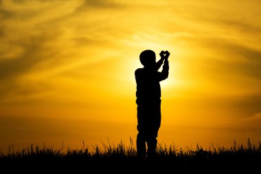 siluet çocuk elinde bir kalp yapma