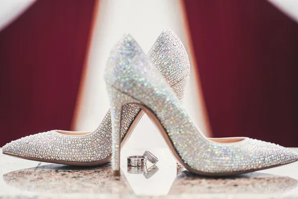 結婚指輪と woomen 急性 coe を靴します。 — ストック写真