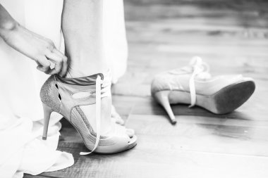 topuklu ayakkabı ve elbise