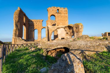 Roma 'daki Villa dei Quintili İmparatorluğu' nun kalıntıları, Roma 'daki Via Appia Vadisi' ndeki termal banyolar ve kaldaryum. Mavi gökyüzünün güzel bir gününde tuğla binanın gösterişli panoramik bir görüntüsü..