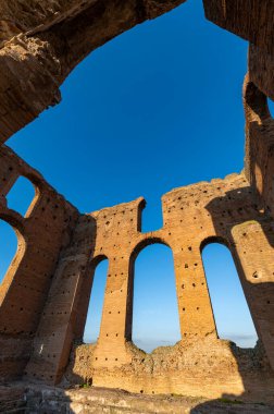 Quintili İmparatorluk Konağı 'nın müstehcen bir görüntüsü, kalidaryumun mimari ayrıntıları, banyolar, mavi gökyüzünün güzel bir gününde harabeler mavi renkte göze çarpıyor. Roma Appia Antika