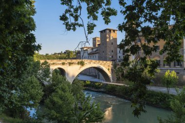Roma İsola Tiberina, Lungotevere dei Cenci 'den Ponte Fabricio, Travertine' de geniş kemerlerle oluşturulan 4 başın köprüsü olarak adlandırıldı. Lüks kaplan bitkisinin güzel yansımaları.