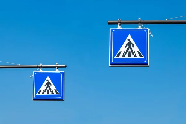 Синего Цвета Квадратной Формы Передние Дорожные Знаки Пешеходного Перехода Идущим — стоковое фото