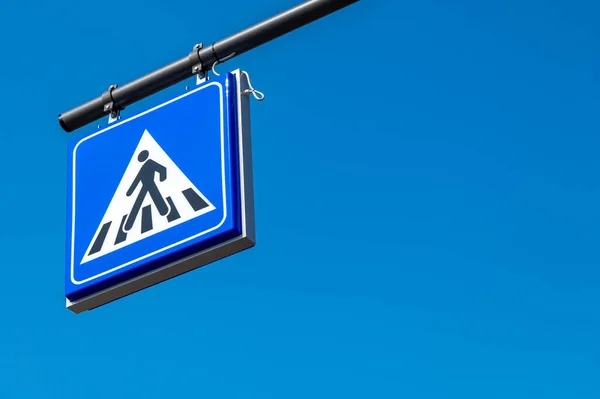 Praça Forma Pedestre Cruzando Sinal Estrada Cor Azul Com Homem — Fotografia de Stock