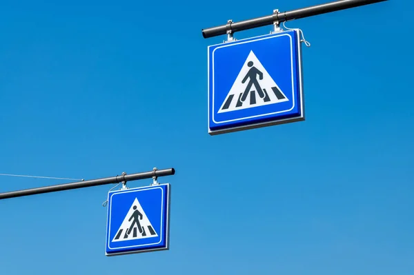 Пешеходные Дорожные Знаки Форме Квадрата Синего Цвета Ходячим Человеком Нарисованным — стоковое фото