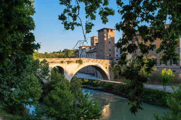 Roma İsola Tiberina, Lungotevere dei Cenci 'den Ponte Fabricio, Travertine' de geniş kemerlerle oluşturulan 4 başın köprüsü olarak adlandırıldı. Lüks kaplan bitkisinin güzel yansımaları.