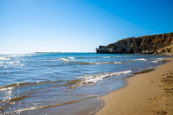 Anzio sahilinin panorama 'sı, Tyrhenian Denizi ile güneş ışınları denizin dalgalarını aydınlatıyor, imparator Nerone' nin mağaraları. İtalya, Avrupa.