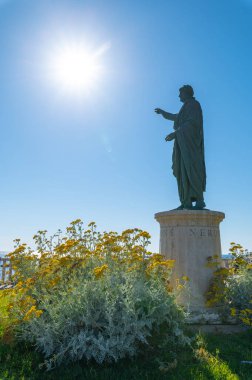 İtalya 'nın Anzio kenti, kıyıda Nerone' nin heykeli, mavi gökyüzü ve Tyrhenian denizi ile çevrili bir sütunun üstünde ve yaz aylarında güneş ışınlarının yansıması. Roma, Lazio.