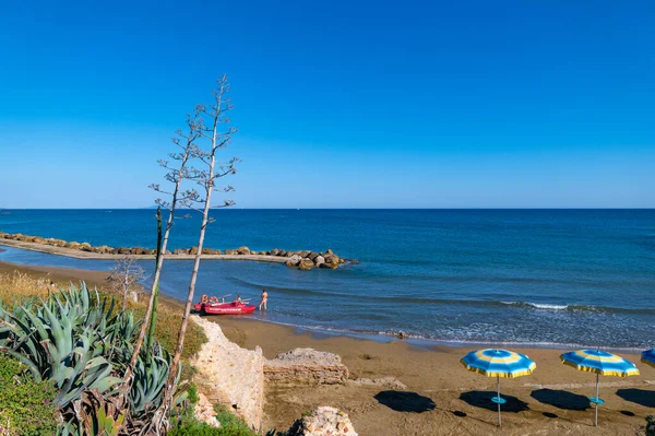 安齐奥海滩 泰利尼安海上有雨伞和踏板船 夏天的悬崖峭壁 阳光洒满水面 意大利拉齐奥 罗马附近的拉齐奥海岸 — 图库照片
