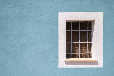 Piediluco gölü bölgesinin tipik bir penceresinin mimari ayrıntıları, duvarın mavi rengiyle çok hoş bir karşıtlık