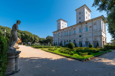 Galeri Villa Borghese, güzel bir İtalyan bahçesi olan güzel bir kumarhanenin ayrıntıları, klasik heykeller ve Mısır sfenksleriyle dolu, merkezi bir çeşme mavi gökyüzünün olduğu bir günde göze çarpıyor. Roma, İtalya.