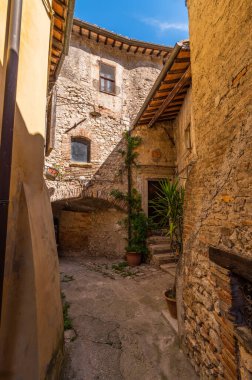 Nera Nehri 'nin kanyonlarındaki Stifone antik taş köyünün ayrıntıları Umbria' daki Narni 'ye bir taş atımlık mesafede. Mavi gökyüzü ile yaz günü. Umbria İtalya.
