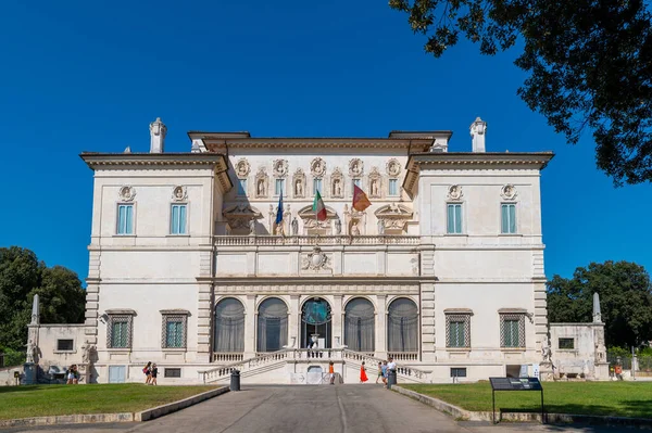 ガレリアヴィラボルゲーゼ 高貴なカジノ ヴィラの博物館 青い空とギャラリーを訪れる観光客で一日のアートコレクションの中にあります ローマイタリア — ストック写真