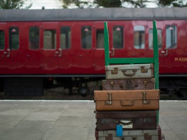Great Central Railway, Loughborough, Leicestershire, Birleşik Krallık, 28 Ocak 2022, eski moda bavullar ve bavullarla kapıcıların tramvayı