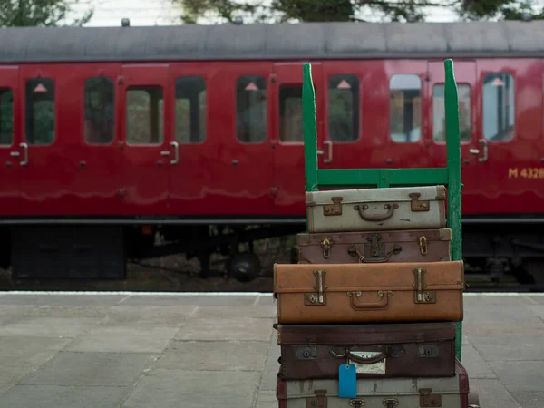 英国莱斯特郡卢布尔市大中央铁路 2022年1月28日 看到装有老式行李箱和行李的搬运工推车 图库照片