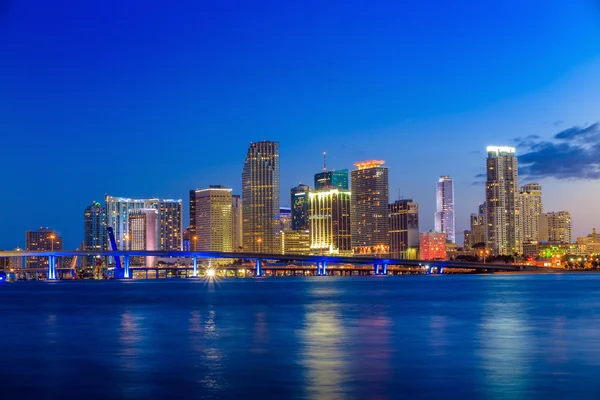 Miami city skyline panorama bei dämmerung — Stockfoto