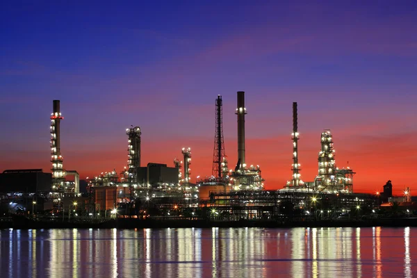 Oil refinery at twilight, Thailand — Stock Photo, Image