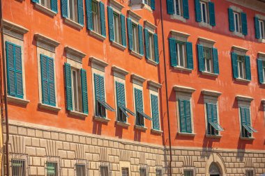 İtalya 'nın şehir merkezindeki Pisa şehrinde ön cephe dekorasyonu. Meşhur seyahat cazibesi