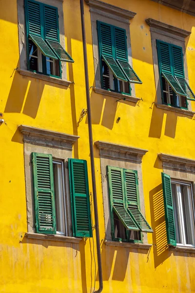 Julkisivu Koristelu Pisan Kaupungin Keskustassa Skyline Kaupunkikuva Italiassa Kuuluisa Matka — kuvapankkivalokuva