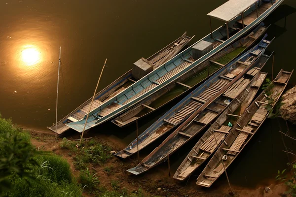 Barcos tradicionales en el río Luang Prabang Laos — Foto de Stock