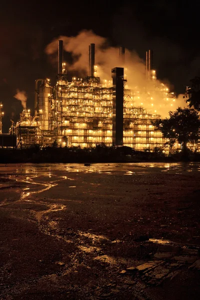 夕暮れ時の石油精製所 — ストック写真