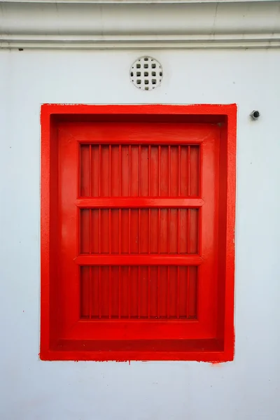 Vecchia finestra rossa nel tempio Thailandia — Foto Stock