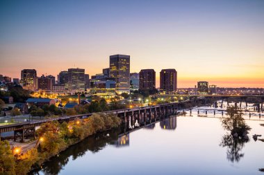 Richmond şehir merkezi, Virginia ufuk çizgisi ve alacakaranlıkta James nehri..